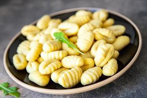 masa de ñoquis crudos, cocina de patata comida fresca comida snack en la mesa espacio de copia fondo de comida foto