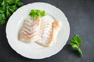 bacalao pescado blanco filete sin piel comida fresca comida bocadillo en la mesa espacio de copia fondo de comida vista superior rústica foto