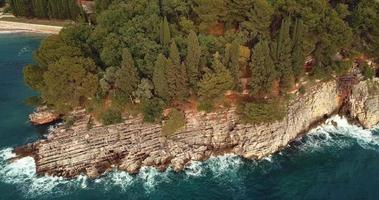 vista aérea de la isla de san esteban sveti stefan en la costa adriática de montenegro video