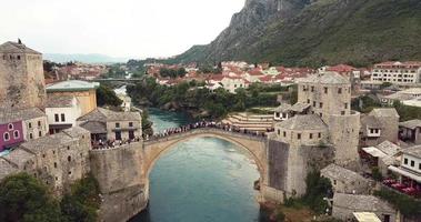 luchtfoto naar de oude brug, stari most in mostar via de rivier neretva, bosnië en herzegovina video