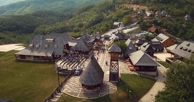 panoramisch uitzicht op de drvengrad, traditioneel houten dorp in servië video