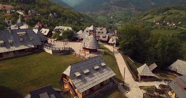 vista panorâmica do drvengrad, tradicional vila de madeira na sérvia video