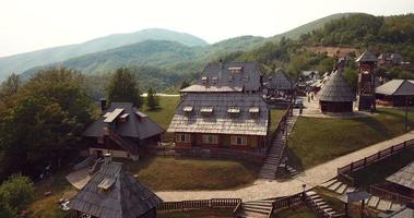 vista panoramica del drvengrad, tradizionale villaggio di legno in serbia video