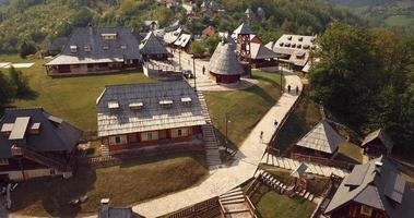 Panoramablick auf das traditionelle Holzdorf Drvengrad in Serbien video