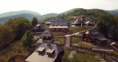 Panoramablick auf das traditionelle Holzdorf Drvengrad in Serbien video