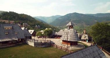 vue panoramique sur le drvengrad, village traditionnel en bois de serbie video