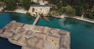 luchtbeelden van het open museum over de waterbaai van botten aan het meer van Ohrid, in het noorden van Macedonië video