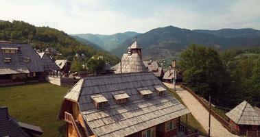 Panoramablick auf das traditionelle Holzdorf Drvengrad in Serbien video