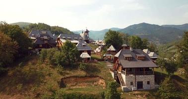 Panoramablick auf das traditionelle Holzdorf Drvengrad in Serbien video