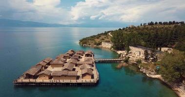 riprese aeree del museo all'aperto sull'acqua baia delle ossa sul lago di ohrid, macedonia settentrionale video