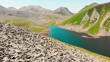 drone aéreo amplia vista panorámica del lago levanis en el cáucaso, asia. popular ruta de senderismo terreno rocoso video