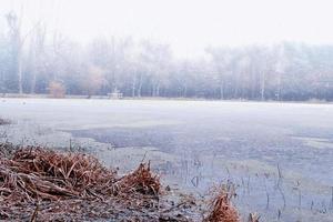 lago de invierno congelado foto