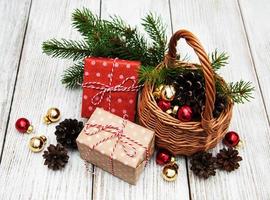 cajas de regalo de navidad y rama de abeto en cesta foto