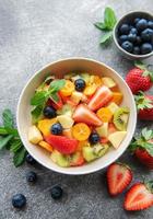 ensalada de fruta fresca saludable en un bol foto