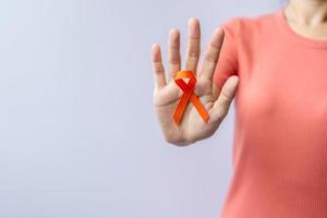 cinta naranja para la leucemia, día del cáncer de riñón, esclerosis múltiple mundial, crps, mes de concientización sobre las autolesiones. cuidado de la salud y el concepto del día del cáncer de palabra foto