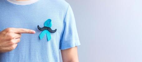 noviembre mes de concientización sobre el cáncer de próstata, cinta azul con bigote para apoyar a las personas que viven y están enfermas. cuidado de la salud, hombres internacionales, padre y concepto del día mundial del cáncer foto