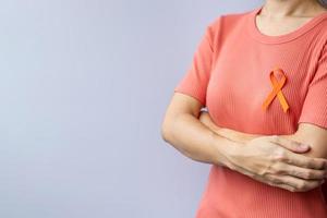 cinta naranja para la leucemia, día del cáncer de riñón, esclerosis múltiple mundial, crps, mes de concientización sobre las autolesiones. cuidado de la salud y el concepto del día del cáncer de palabra foto