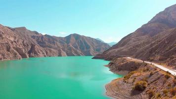 panorering panoramautsikt vackert pulserande artvin provins bergslandskap med väg och bilar som passerar chorokhi dam reservoar video