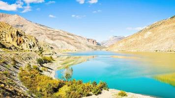 zoom cênico no lago de vista com lapso de tempo de fundo de montanhas em artvin, turquia