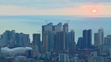 vista panorámica de la costa de batumi y complejo hotelero de vacaciones con fondo del mar negro. vacaciones vacaciones en el cáucaso. Las vegas georgianas. video