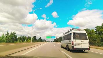 punto de vista de conducción de hiperlapso en la autopista tbilisi - batumi en verano con pase de autos