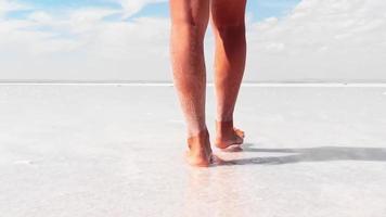 vista de seguimiento posterior vista de pies de mujer femenina caminar y explorar el lago salado de tuz en anatolia central, turquía video
