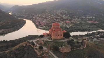 luchtfoto jvari tempel in georgië. jvari - Georgisch klooster en tempel gelegen op de top van de berg aan de samenvloeiing van de kura en aragvi in de buurt van mtskheta video