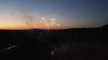 bella vista aerea notturna fuochi d'artificio dal vivo sulla città britannica, riprese del drone ad alto angolo di Luton, città dell'Inghilterra, Regno Unito video