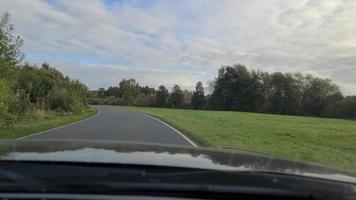vista do para-brisa de um carro em movimento em uma estrada rural no norte da Alemanha. video