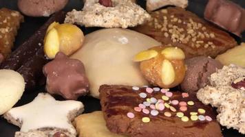 Vista de enfoque selectivo en bucle de deliciosas galletas recién horneadas en un plato a la vista. video