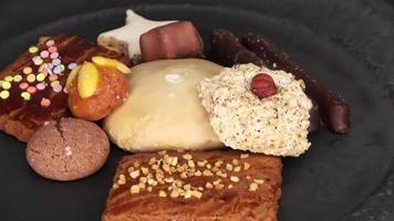 Loopable selektive Fokusansicht von köstlichen und frisch gebackenen Keksen auf einem Teller in Nahaufnahme. video