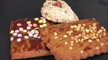 deliziosi biscotti che ruotano in un video in loop