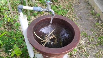 agua que fluye de un grifo de lavado a mano hecho de arcilla video