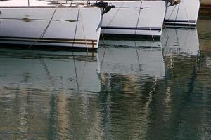 muelle de mar para barcos y yates foto