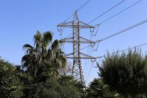 poste eléctrico y cables que transportan corriente de alto voltaje foto