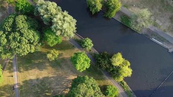 bellas imágenes aéreas del parque local de libre acceso en la ciudad de luton, inglaterra, reino unido video