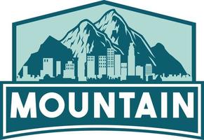 logotipo de montaña con silueta de ciudad. turismo de montaña. banderín vectorial, emblema, logotipo, etiqueta, volante.