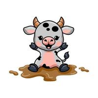 linda caricatura de vaca bebé sentada en el barro vector
