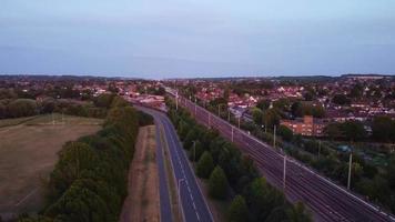 vista de ángulo alto del tren que se mueve en las vías en la estación central de la ciudad de luton de inglaterra reino unido video