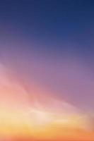 puesta de sol por la noche con cielo naranja, amarillo, rosa y azul, paisaje dramático vertical amanecer por la mañana, cielo de atardecer vectorial, bandera crepuscular del reflejo de la luz del sol junto al mar durante cuatro estaciones de fondo vector