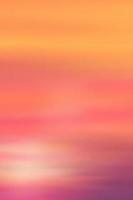 amanecer en la mañana con cielo naranja, amarillo y rosa, paisaje crepuscular dramático vertical con puesta de sol en la noche, bandera de cielo de horizonte de malla vectorial de amanecer o luz solar durante cuatro estaciones de fondo vector