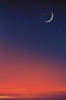 tarjeta islámica con luna creciente en azul, fondo de cielo naranja, pancarta vertical noche de ramadán con suset dramático, cielo crepuscular para la religión islámica, eid al-adha, eid mubarak, eid al fitr vector