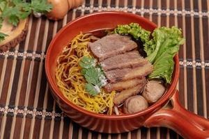 fideos de huevo de ternera estofados con albóndigas. comida callejera popular, comida tailandesa. foto