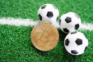 bitcoin de oro con balón de fútbol o fútbol, criptomoneda utilizada en apuestas deportivas en línea. foto