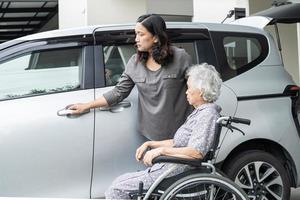 ayudar y apoyar a la anciana asiática anciana o anciana mujer paciente prepararse para llegar a su coche. foto