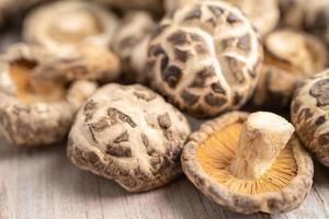 Seta shiitake seca sobre fondo de madera. comida sana. foto