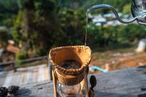 goteo de café en el balcón y vista a la montaña foto