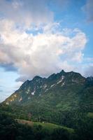 vistas a la montaña verde en chiang dao foto