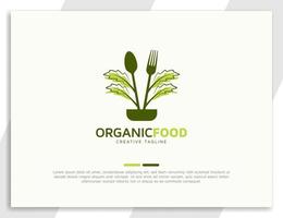 concepto de diseño de logotipo de alimentos orgánicos con hojas, tenedor y cuchara vector