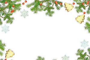 composición navideña. abeto verde decorado con bayas de fresno de montaña y galletas foto